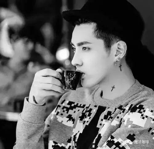 吴亦凡街拍生活照,潮流与生活的完美融合