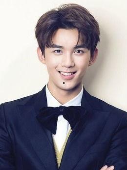 明星吴磊照片,青春偶像的时尚魅力